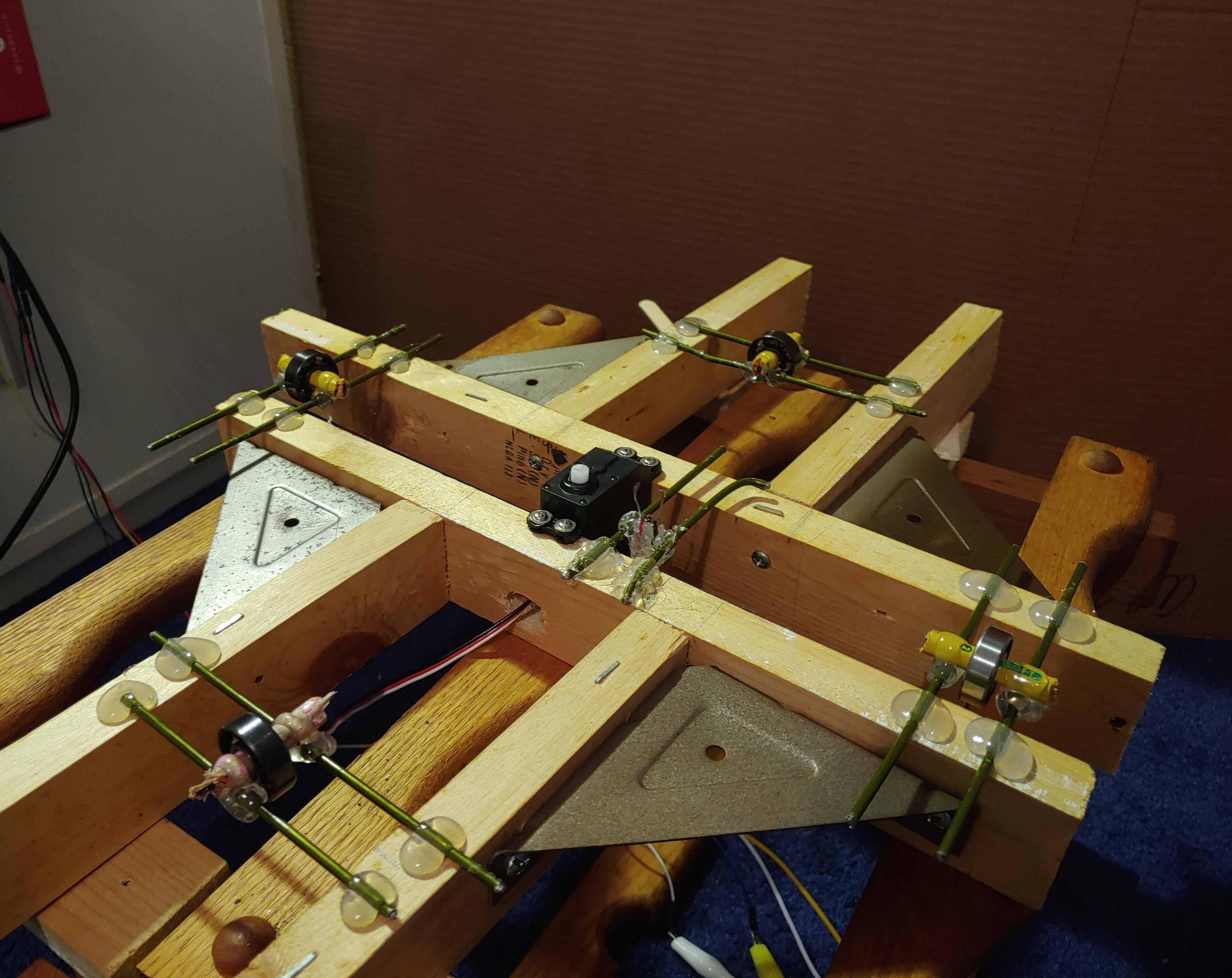 Scanner platform supports and servo